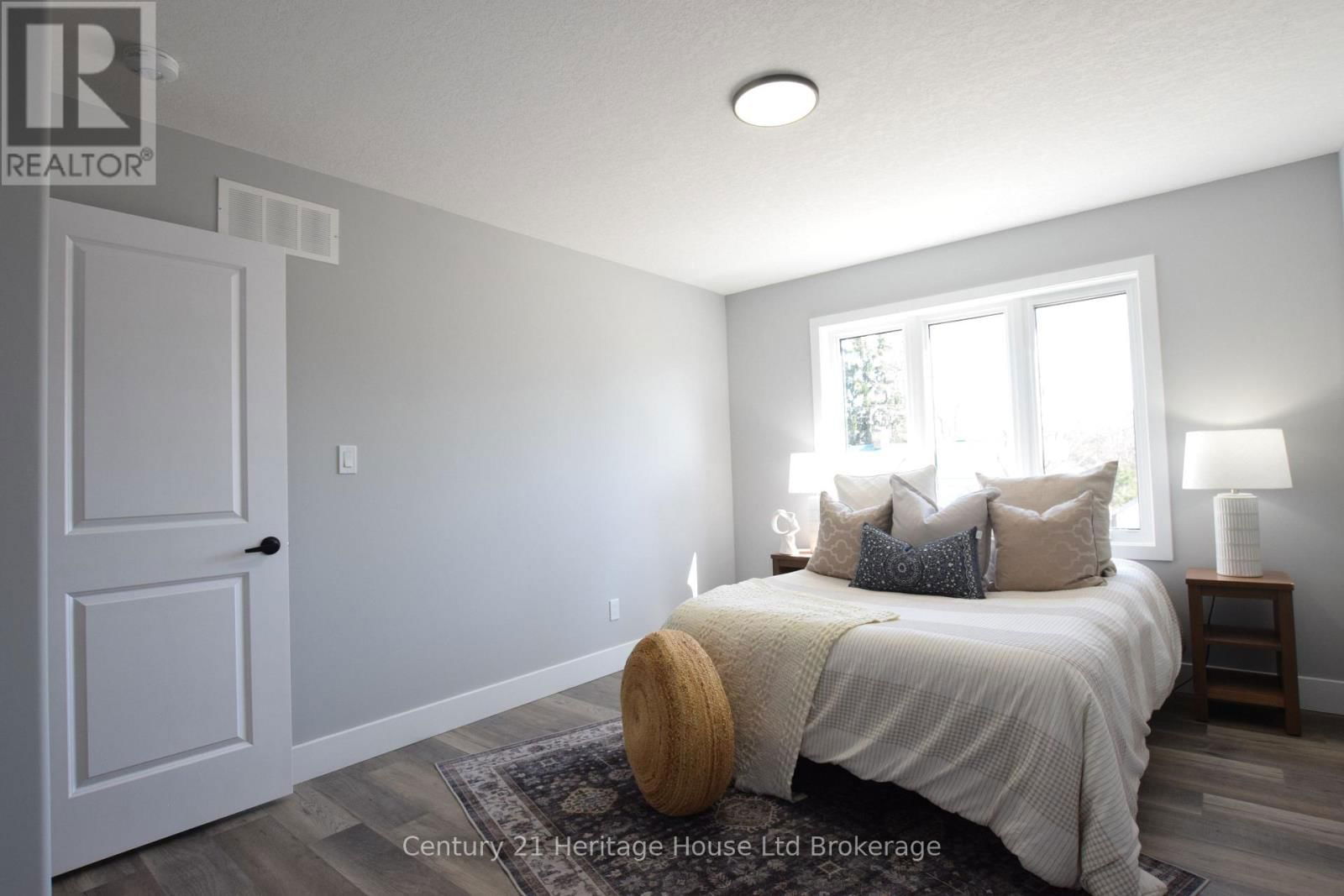 303 SIMCOE STREET Image 34