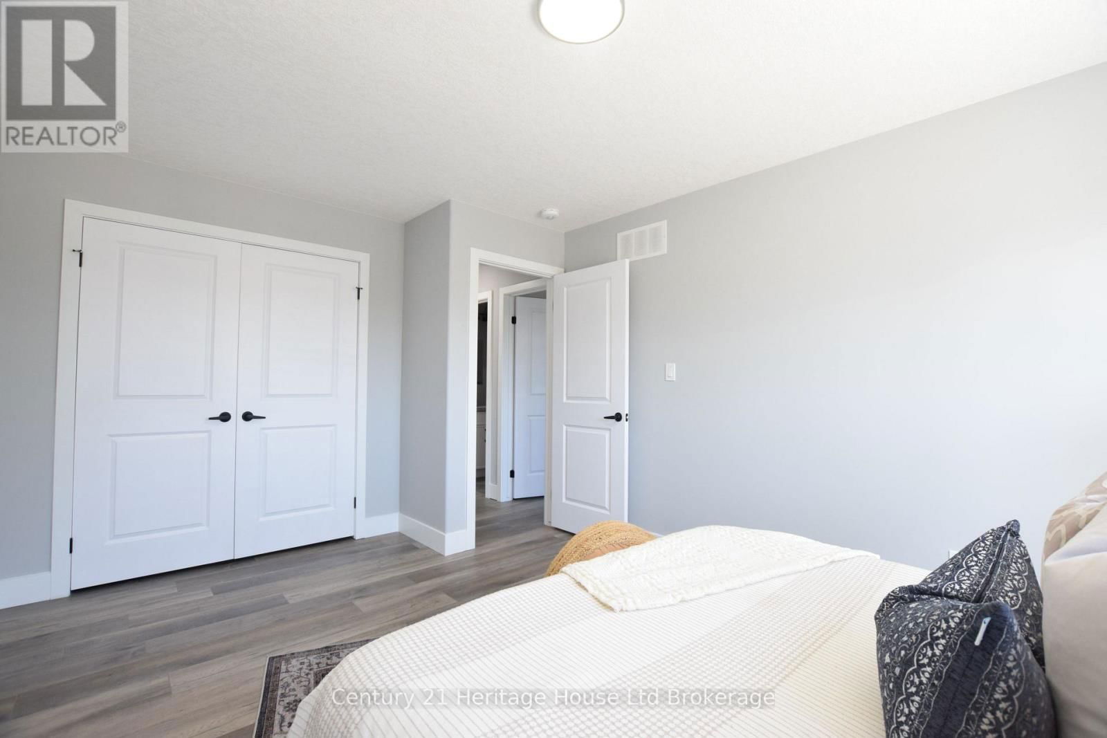 303 SIMCOE STREET Image 35