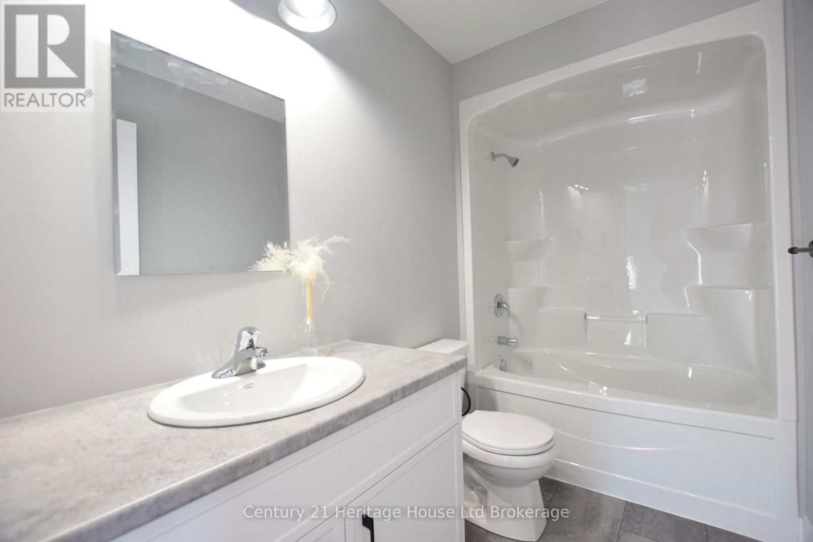 303 SIMCOE STREET Image 36