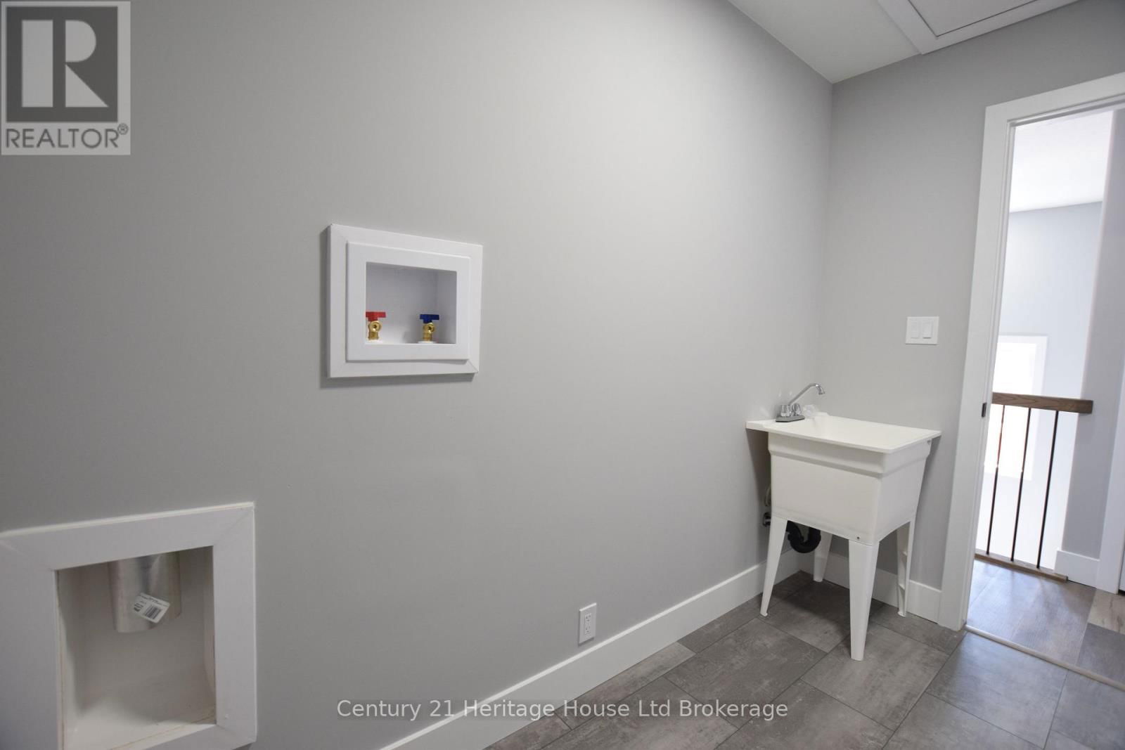 303 SIMCOE STREET Image 37