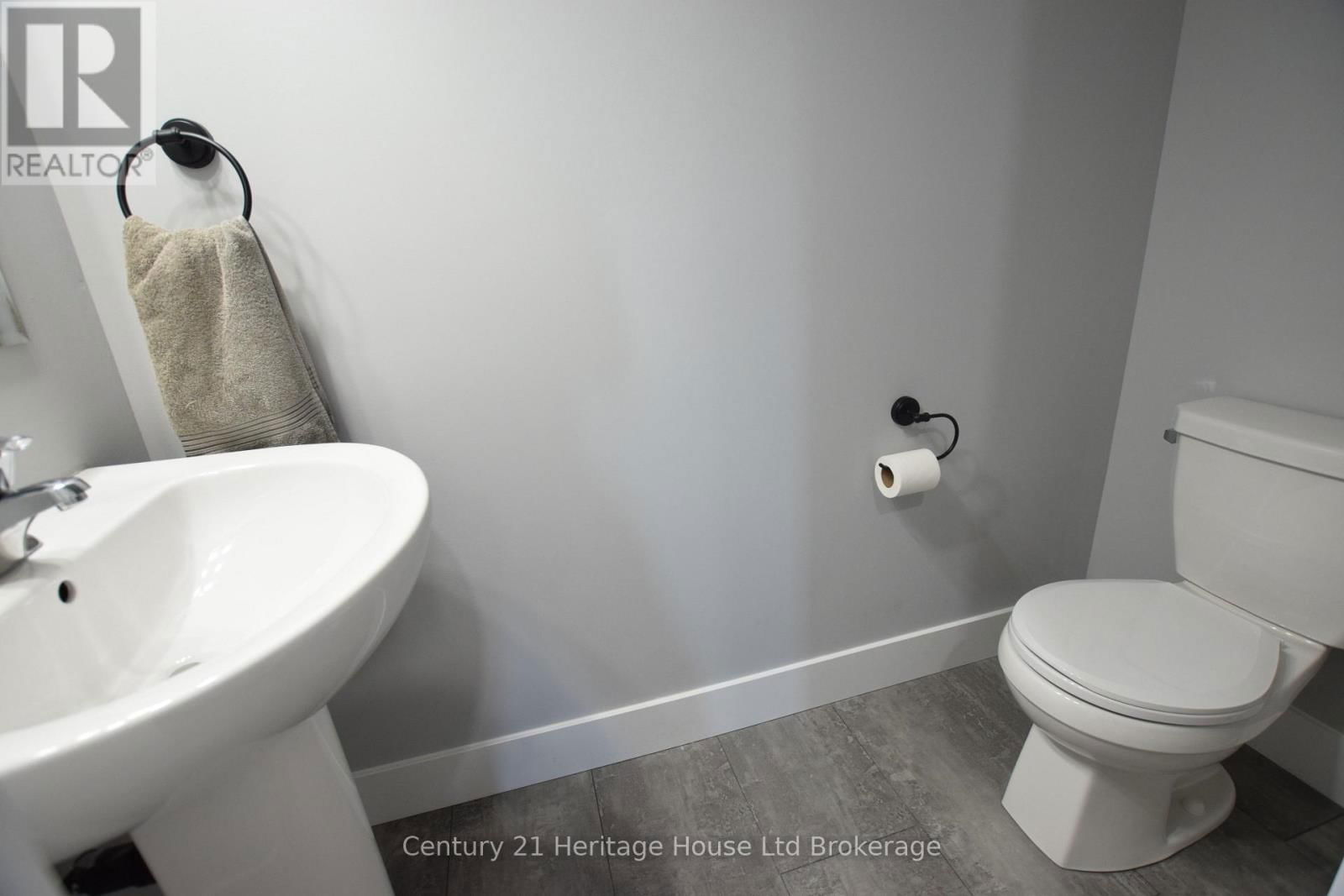 303 SIMCOE STREET Image 4