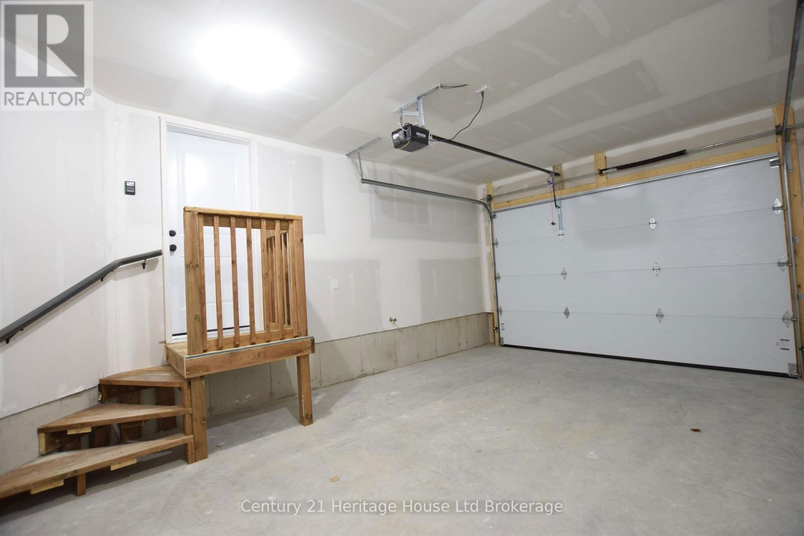 303 SIMCOE STREET Image 41