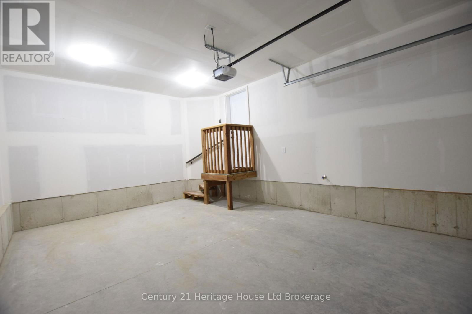 303 SIMCOE STREET Image 42