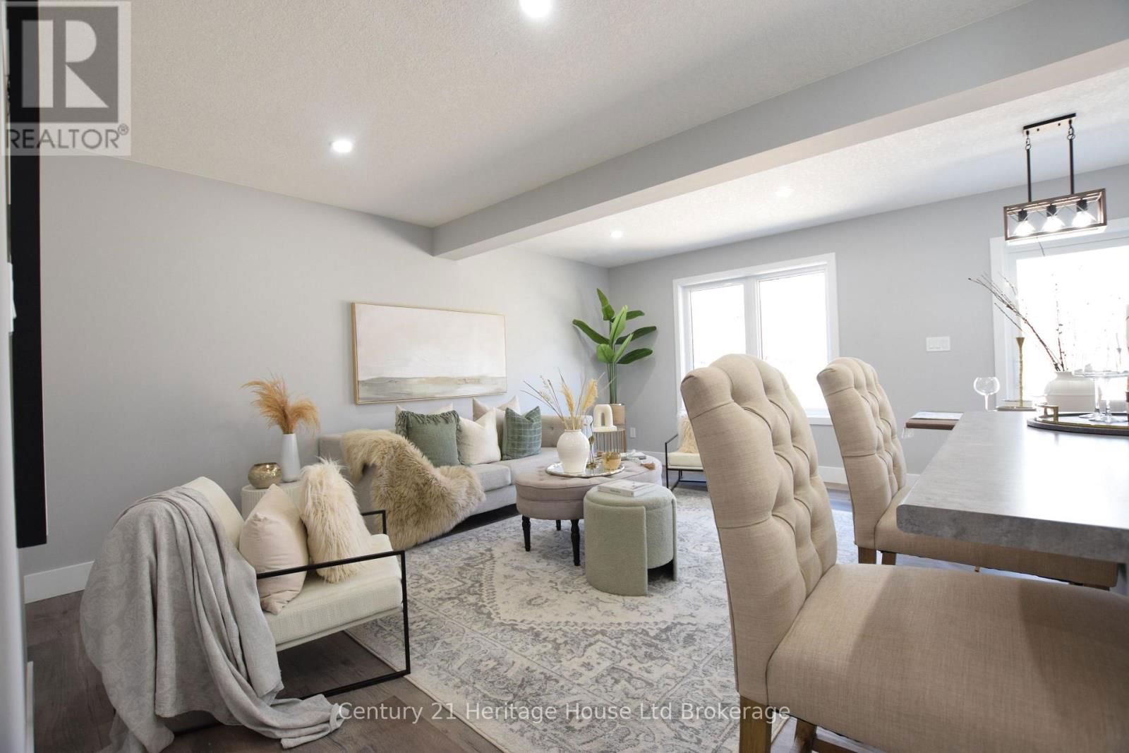 303 SIMCOE STREET Image 6
