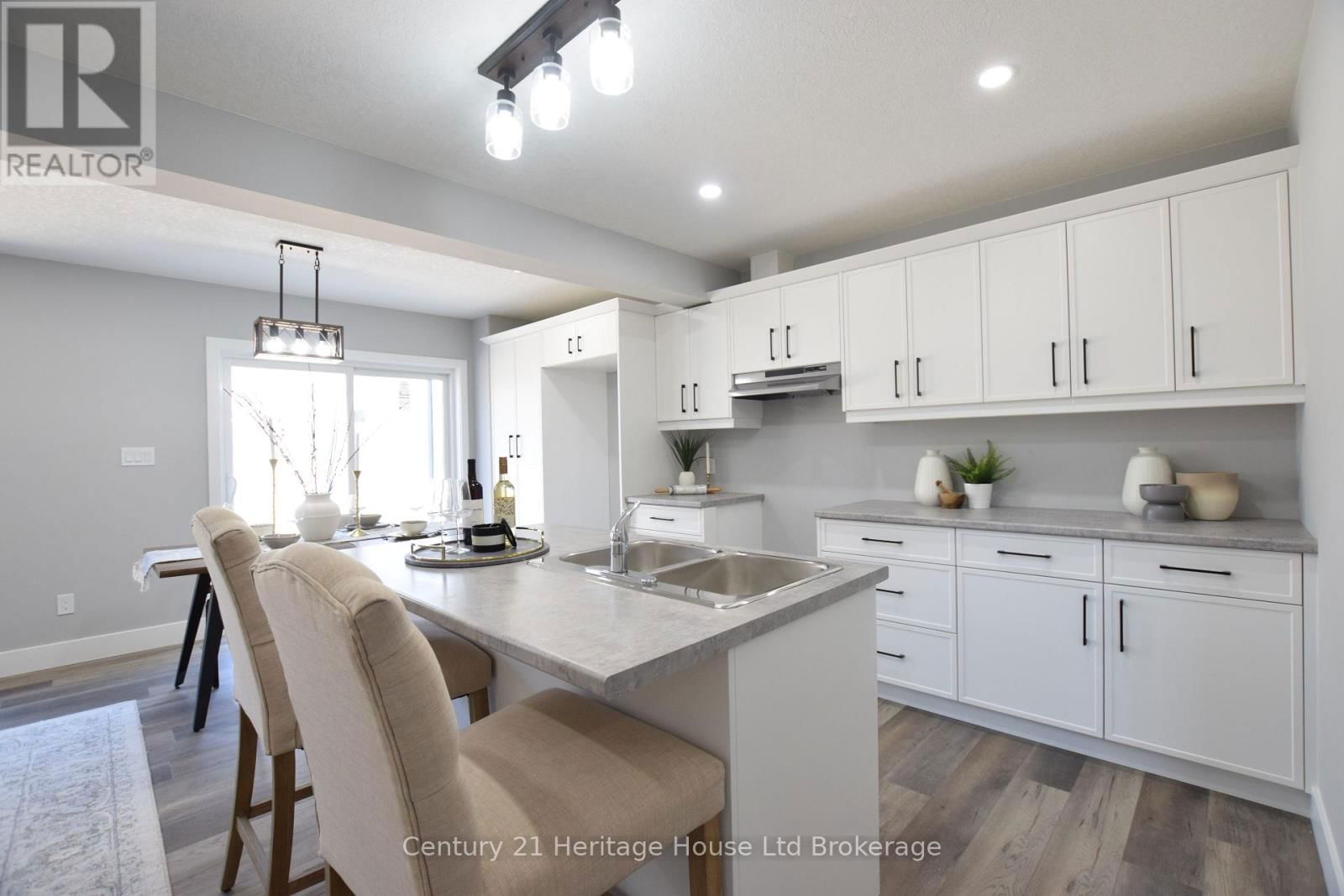 303 SIMCOE STREET Image 8