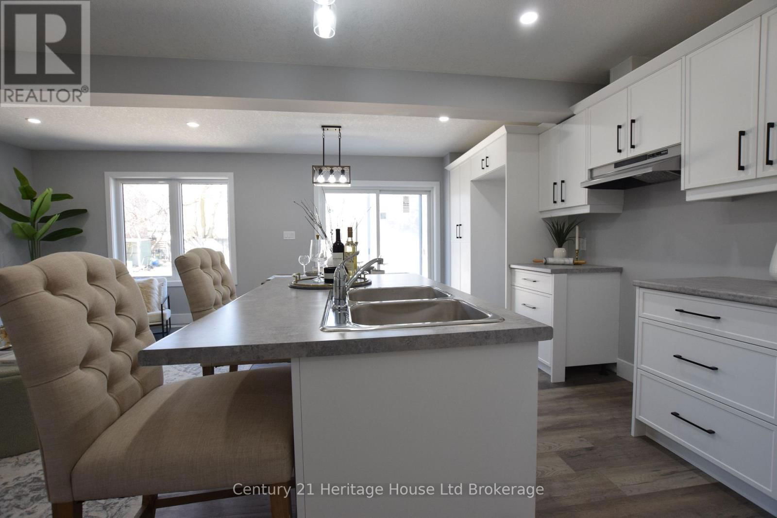 303 SIMCOE STREET Image 9