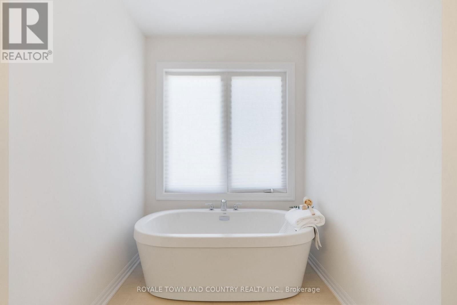 42 DOBSON STREET Image 36