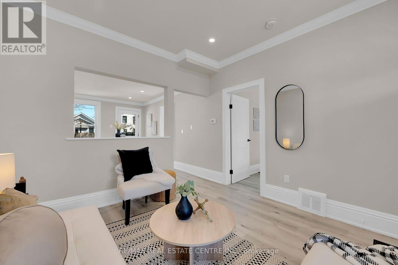 70 ROBINS AVENUE Image 11