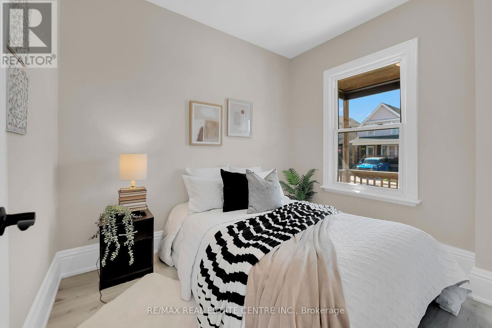 70 ROBINS AVENUE Image 12