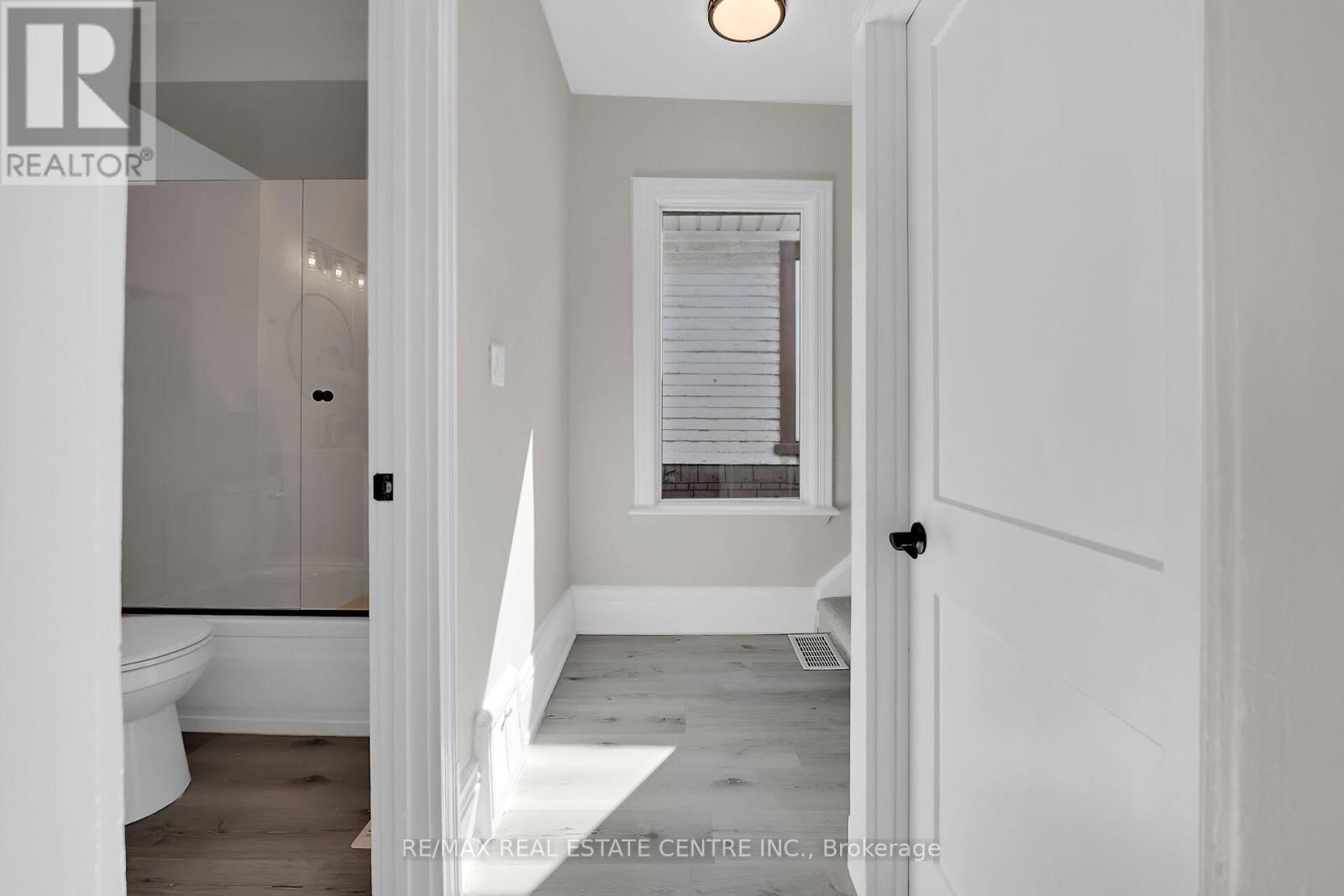 70 ROBINS AVENUE Image 13