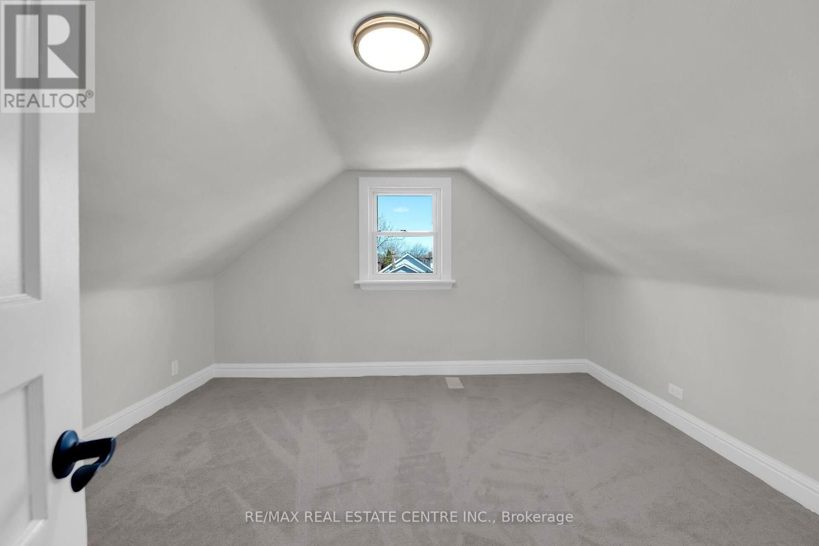 70 ROBINS AVENUE Image 16