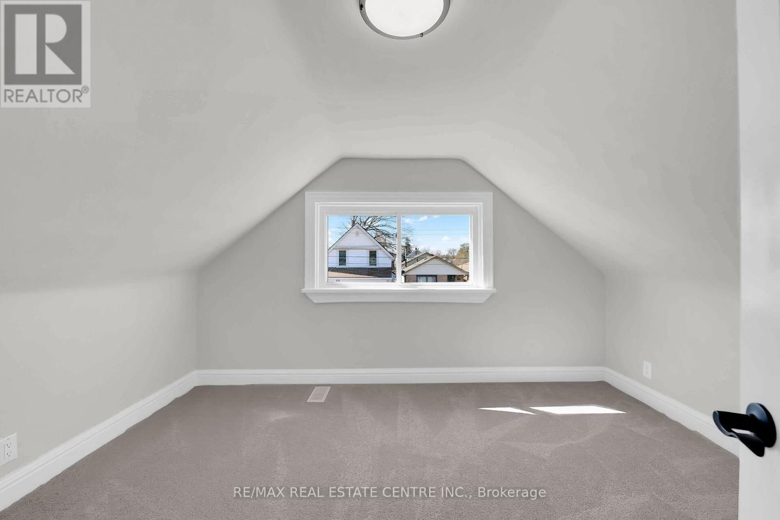 70 ROBINS AVENUE Image 19