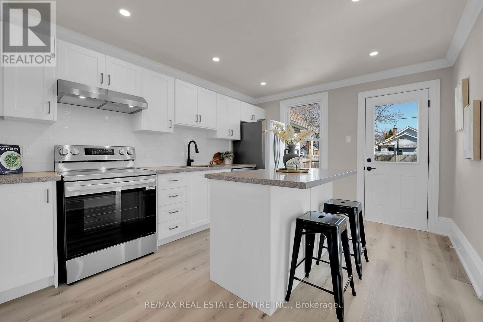 70 ROBINS AVENUE Image 2