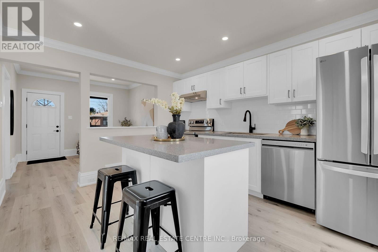 70 ROBINS AVENUE Image 4