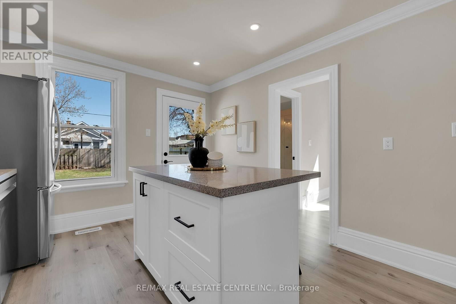 70 ROBINS AVENUE Image 5