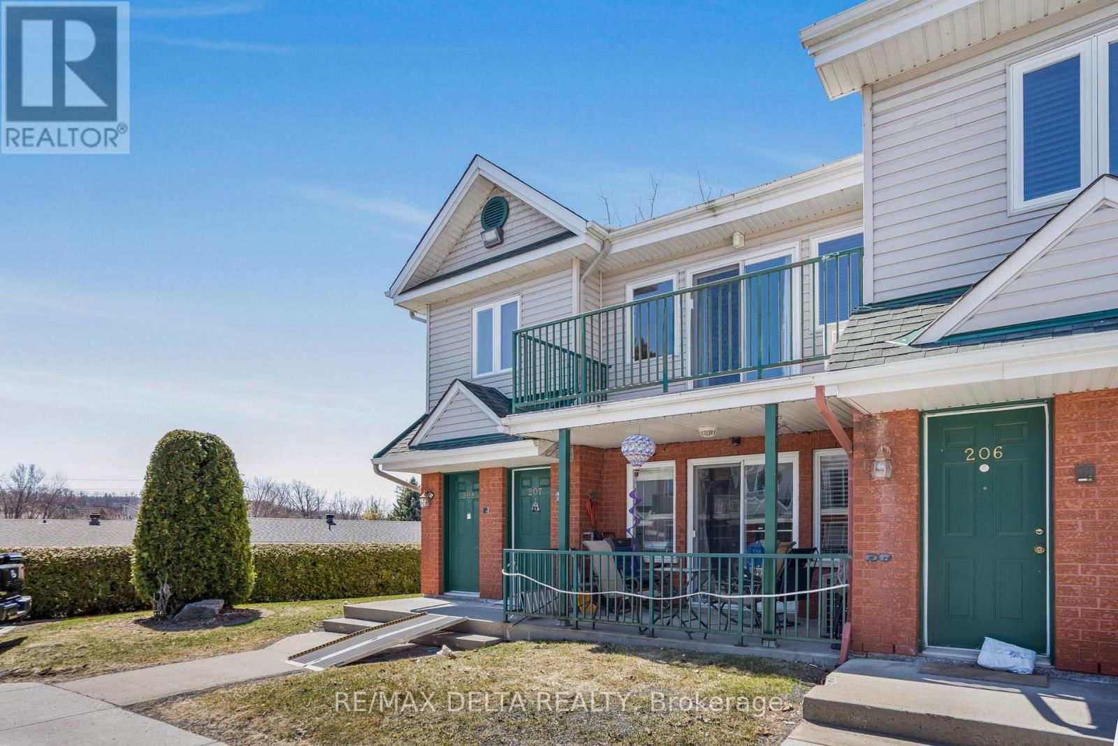 208 - 2927 LAURIER STREET Image 1