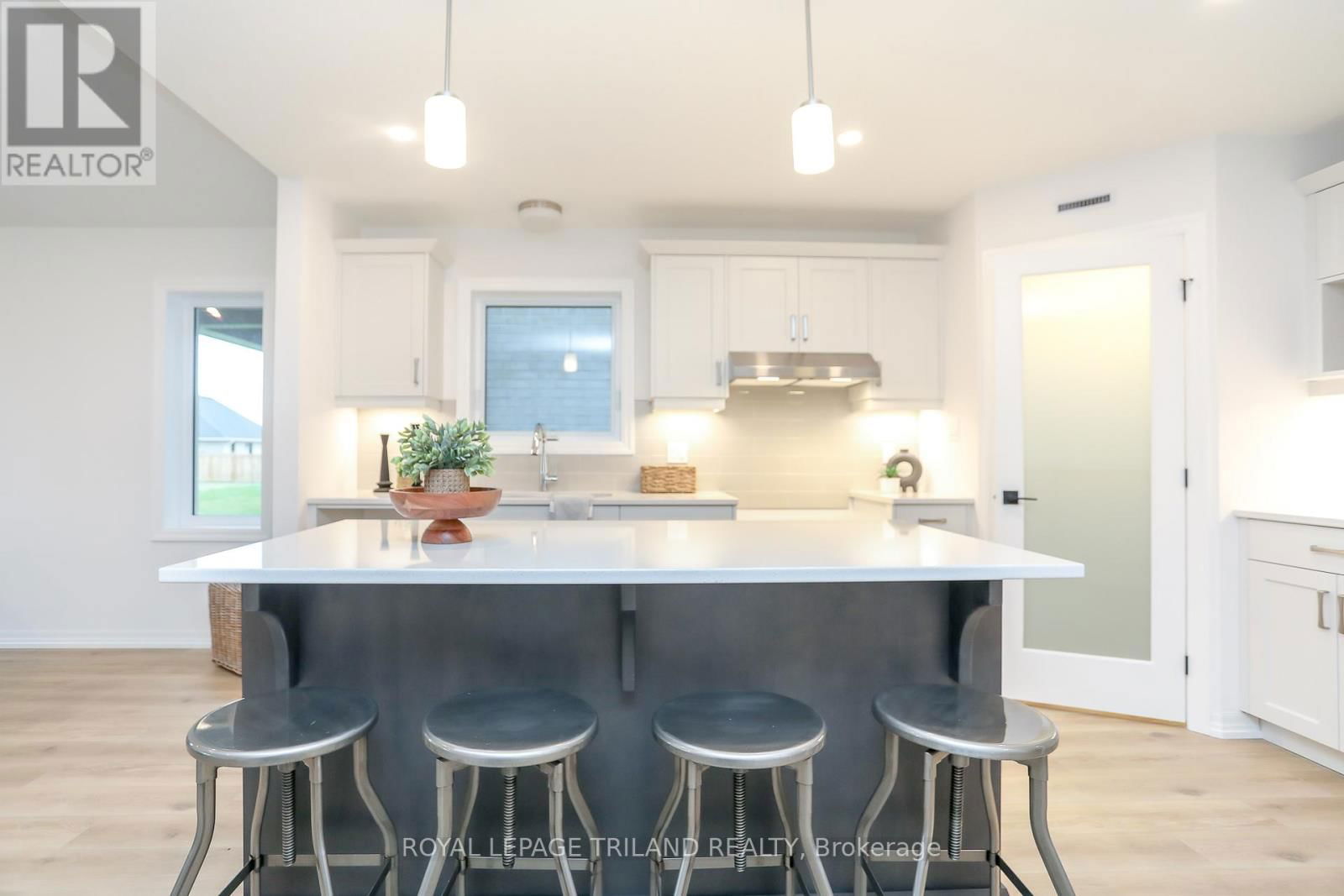 10 SILVERLEAF PATH Image 13