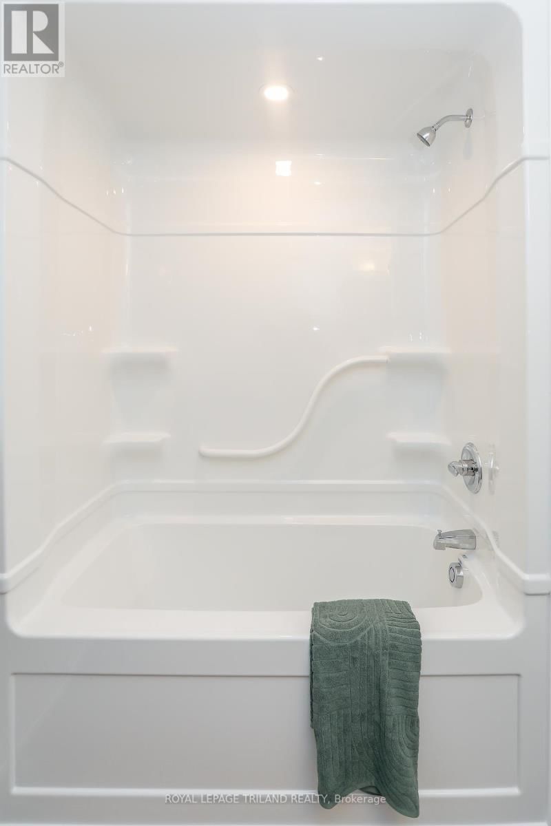 10 SILVERLEAF PATH Image 15