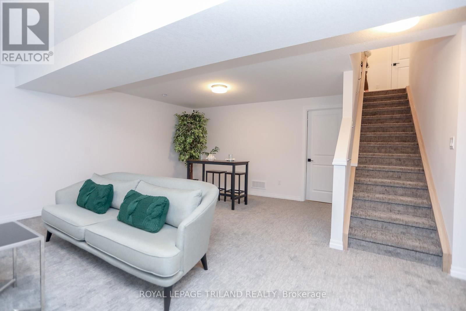 10 SILVERLEAF PATH Image 18