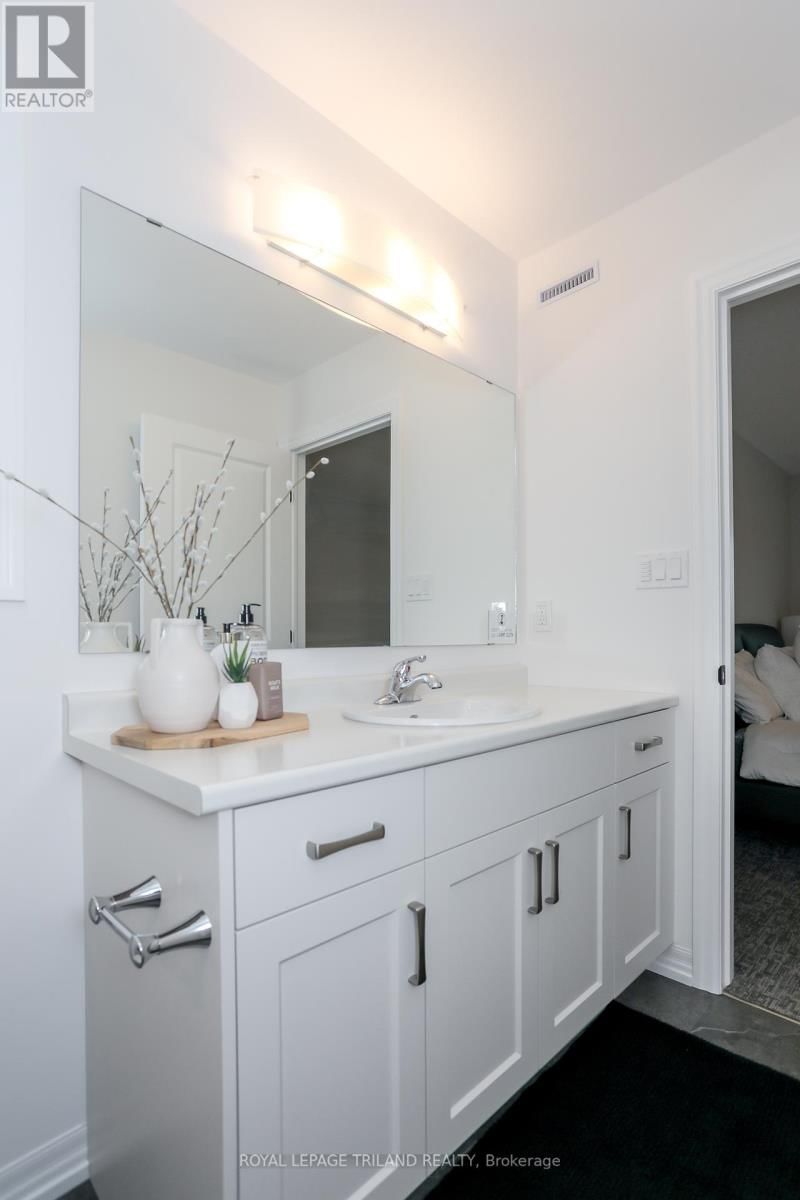 10 SILVERLEAF PATH Image 26