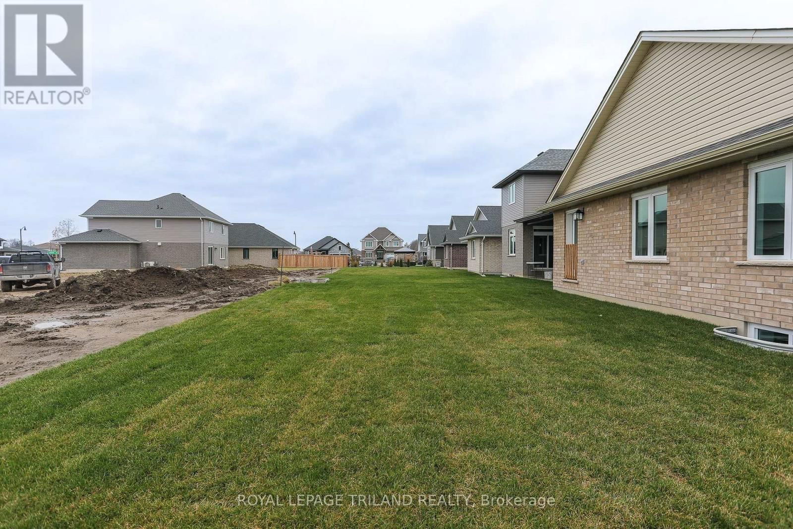 10 SILVERLEAF PATH Image 29