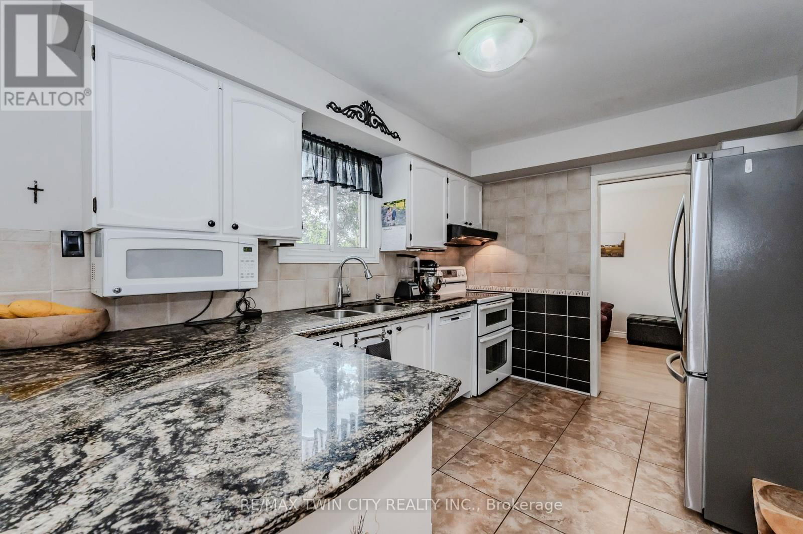 136 ST JEROME CRESCENT Image 16