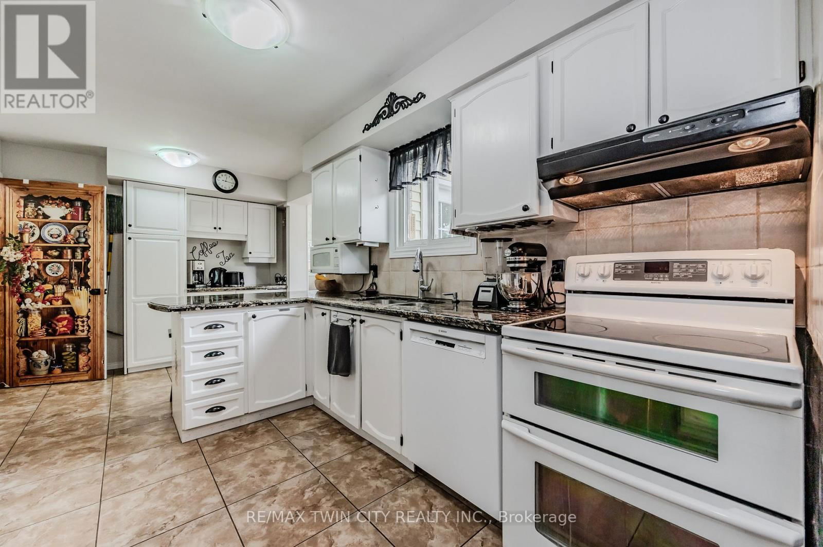 136 ST JEROME CRESCENT Image 19