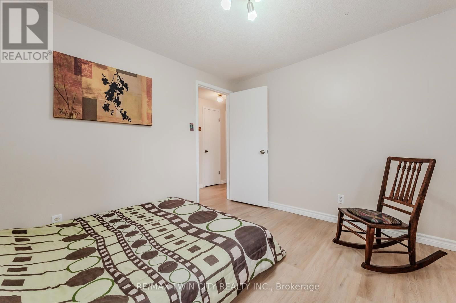136 ST JEROME CRESCENT Image 24