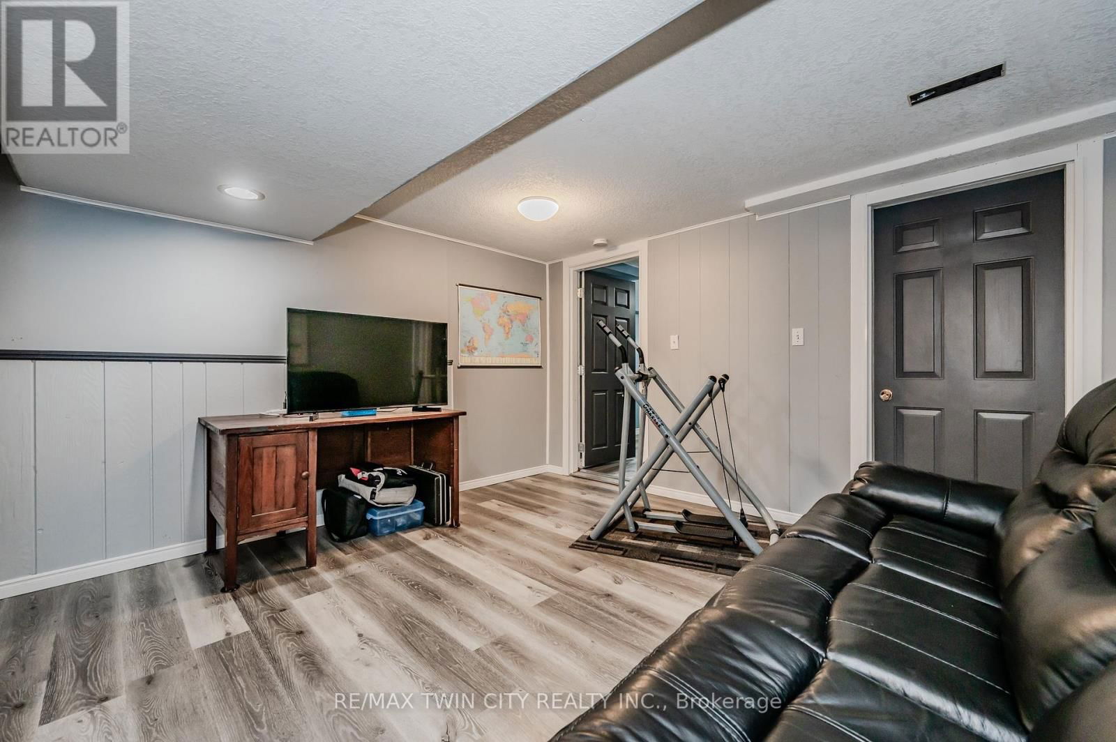 136 ST JEROME CRESCENT Image 32