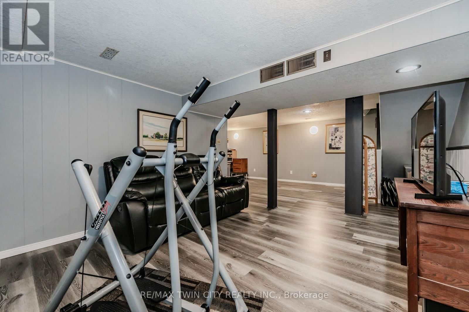 136 ST JEROME CRESCENT Image 33