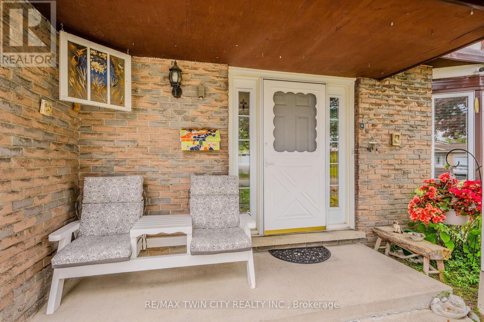 136 ST JEROME CRESCENT Image 4