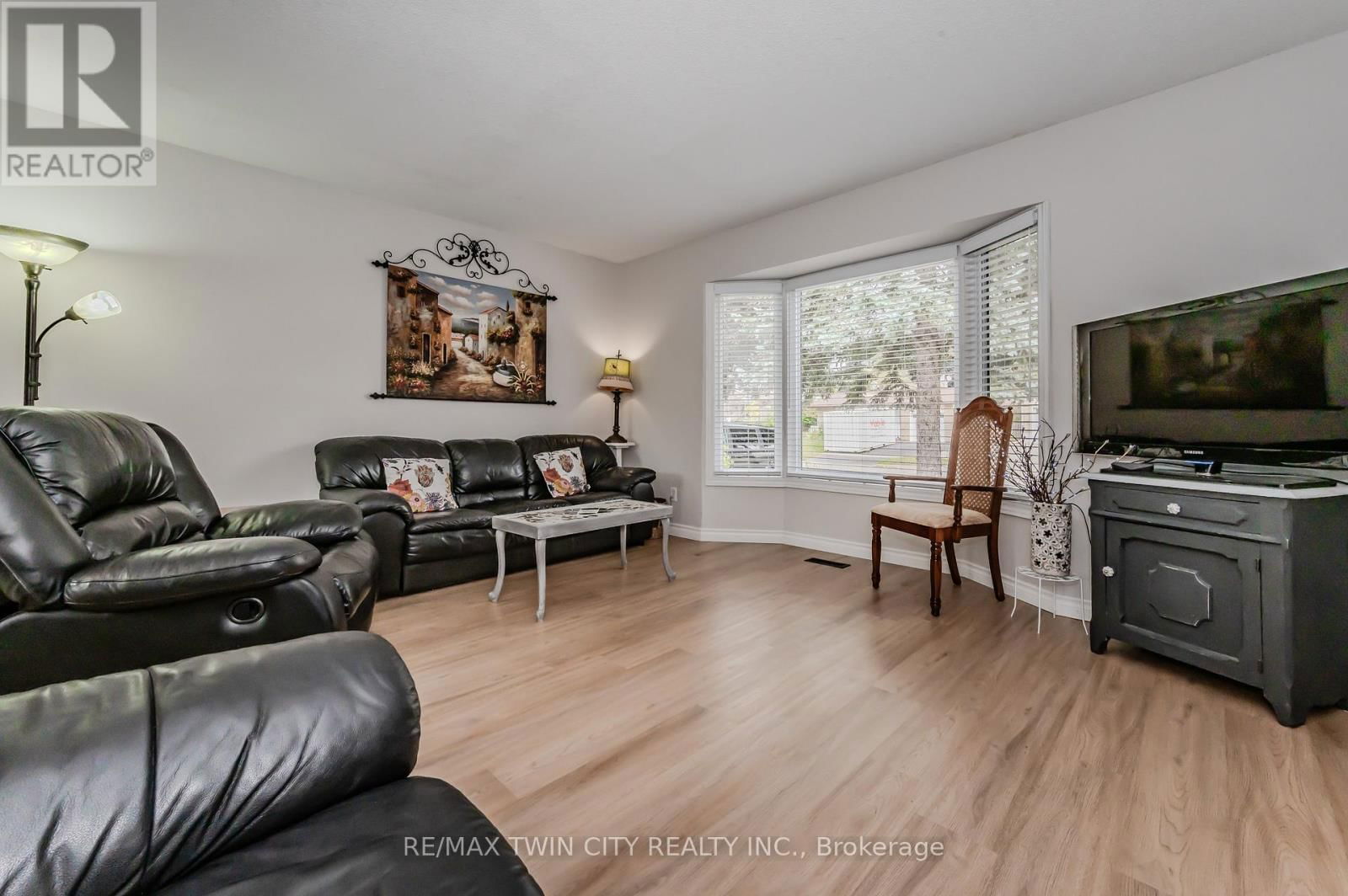 136 ST JEROME CRESCENT Image 9