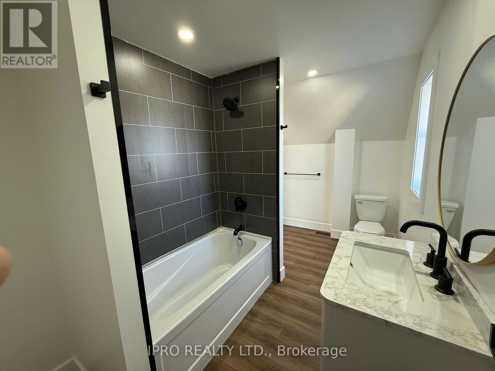 2042-44 DUNDAS STREET Image 33