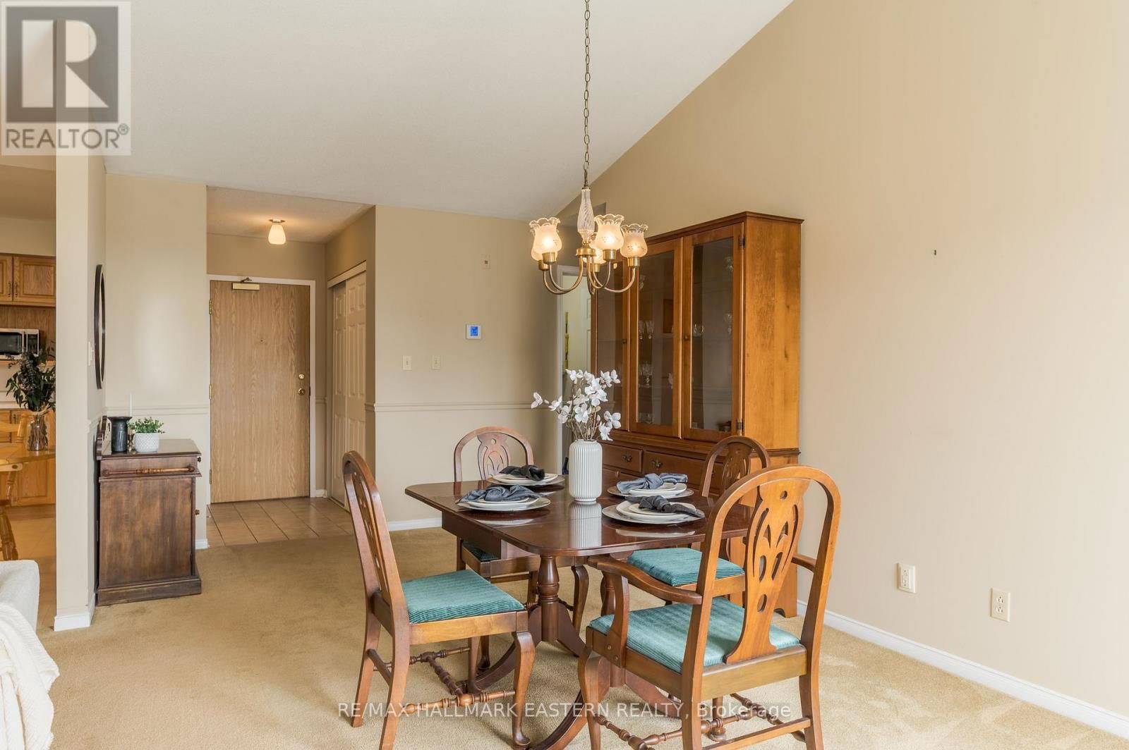 301C - 1099 CLONSILLA AVENUE Image 34