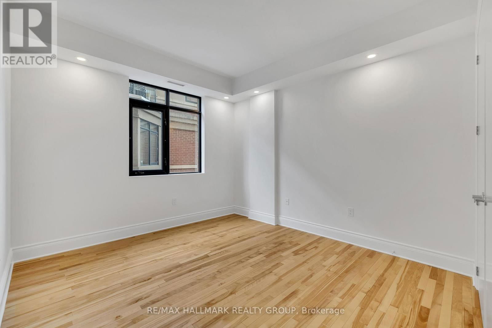 602 - 374 COOPER STREET Image 25
