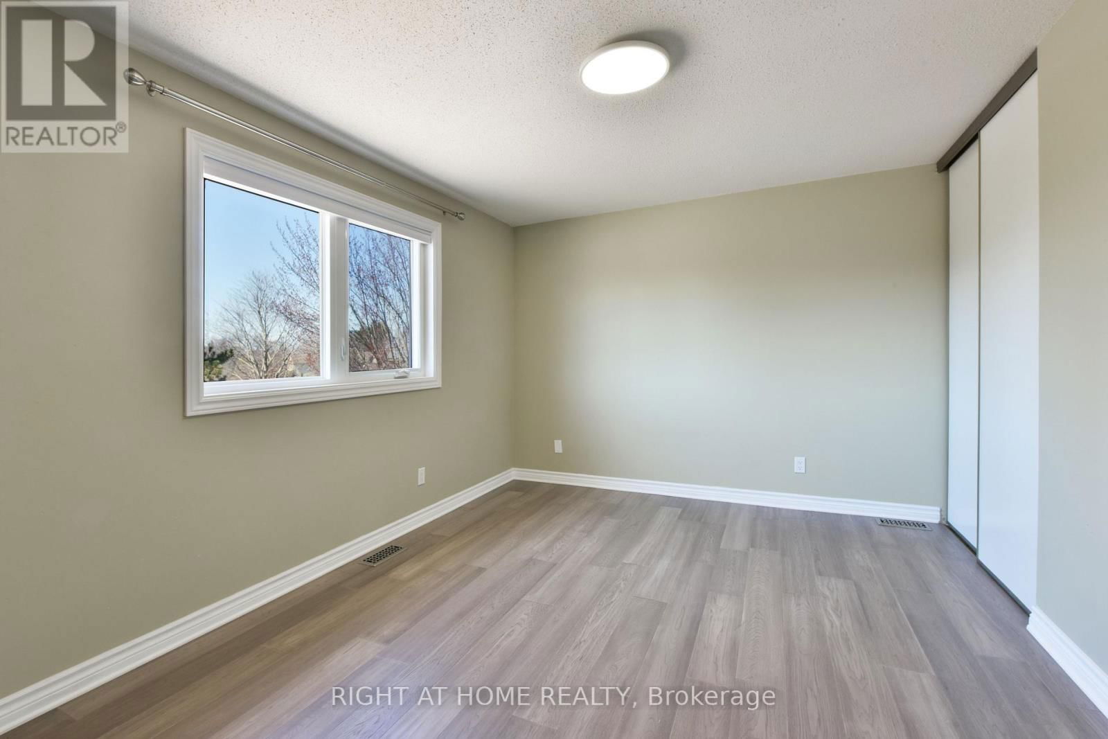 4 BALDING CRESCENT Image 35