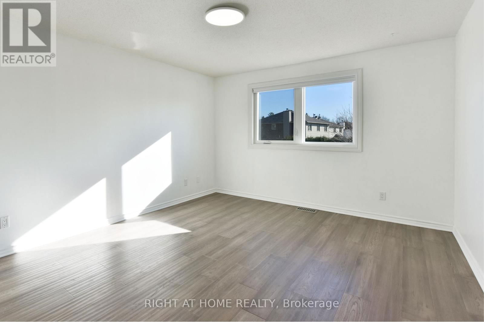 4 BALDING CRESCENT Image 37