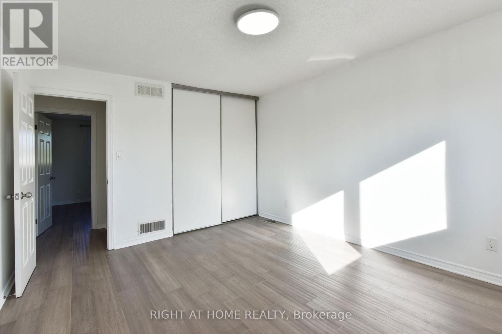 4 BALDING CRESCENT Image 38