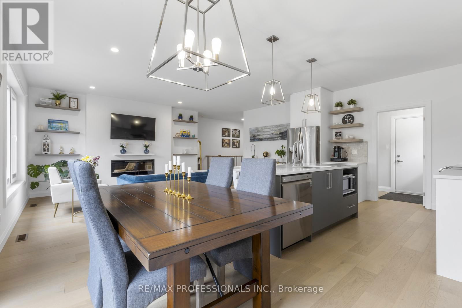20 ALEXANDER CIRCLE Image 17