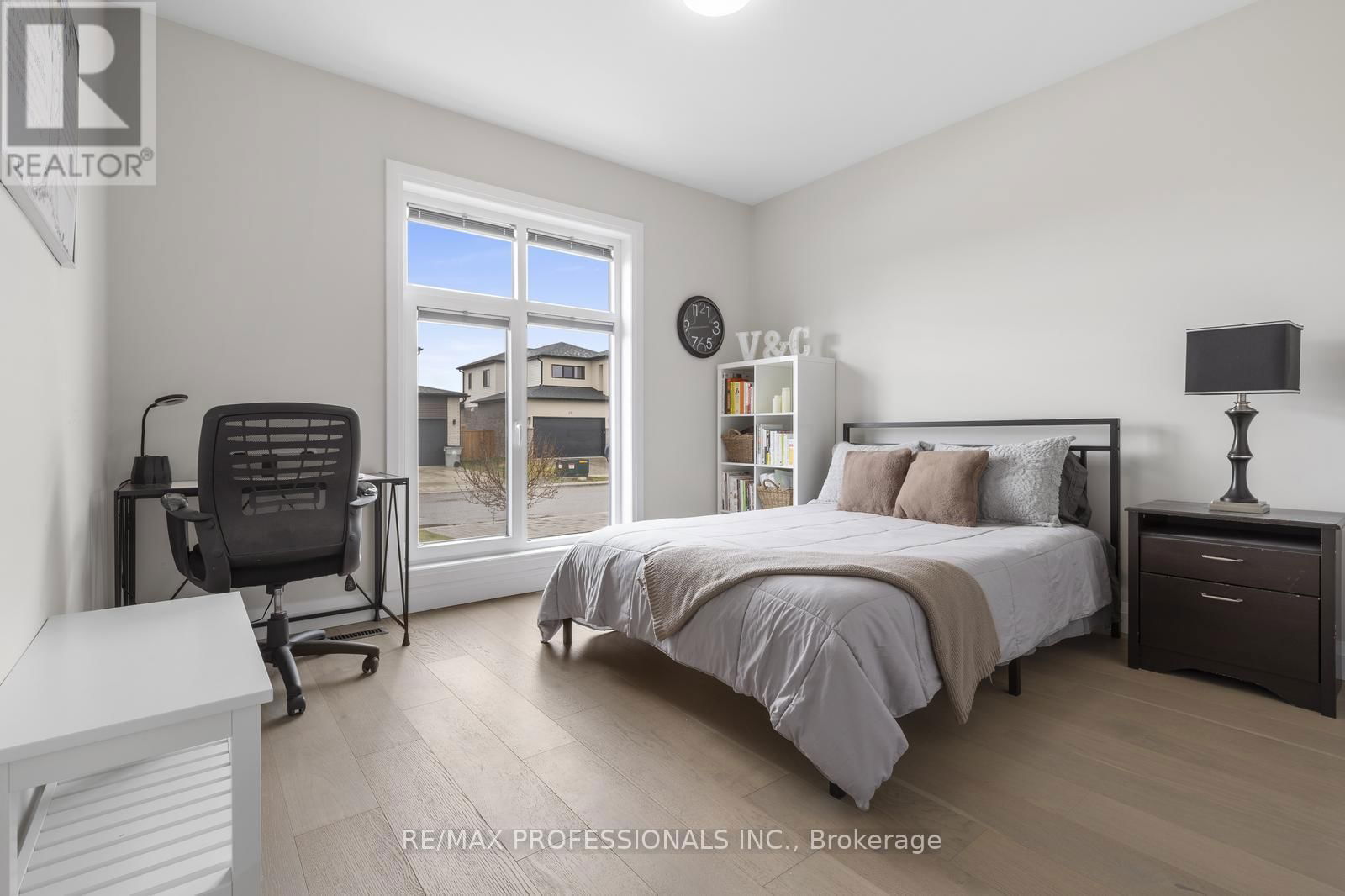20 ALEXANDER CIRCLE Image 19