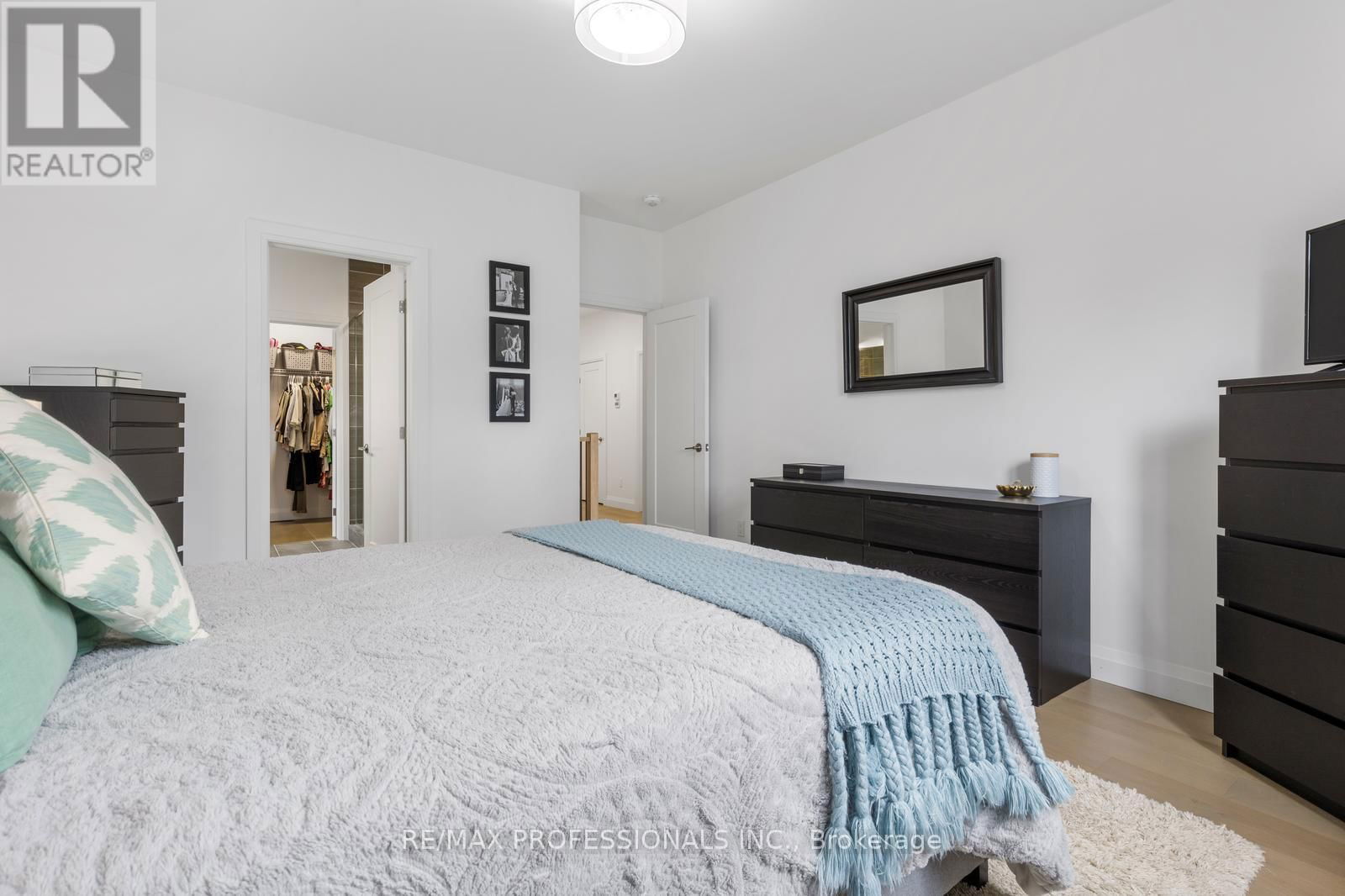 20 ALEXANDER CIRCLE Image 21