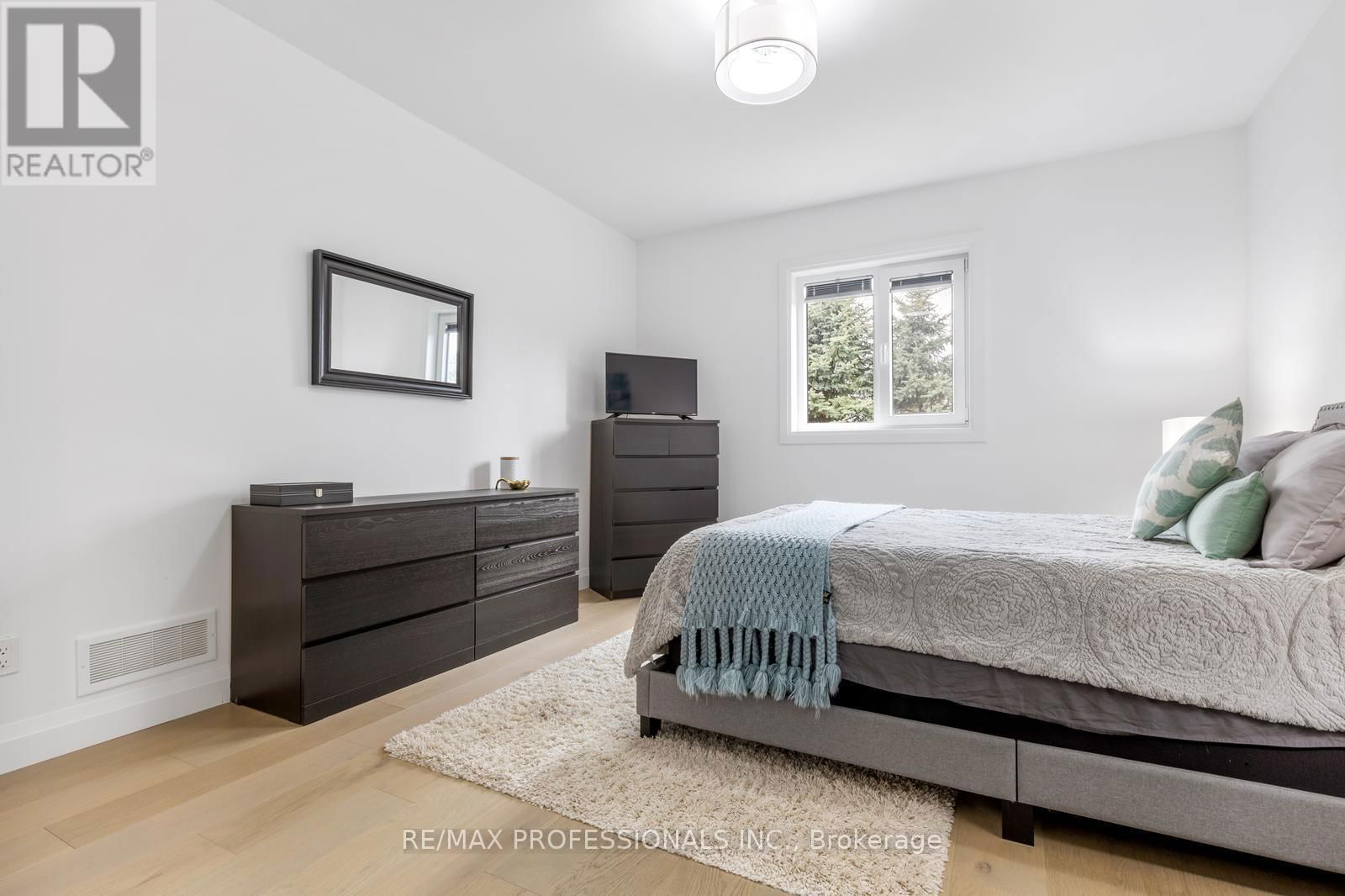 20 ALEXANDER CIRCLE Image 22