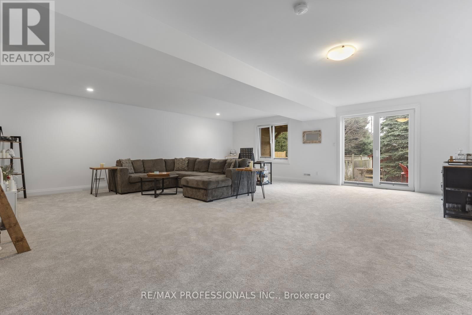 20 ALEXANDER CIRCLE Image 25