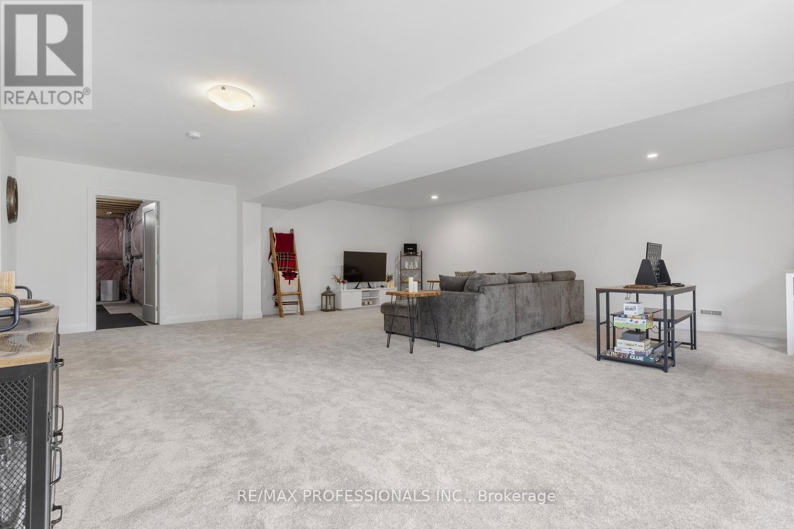 20 ALEXANDER CIRCLE Image 26