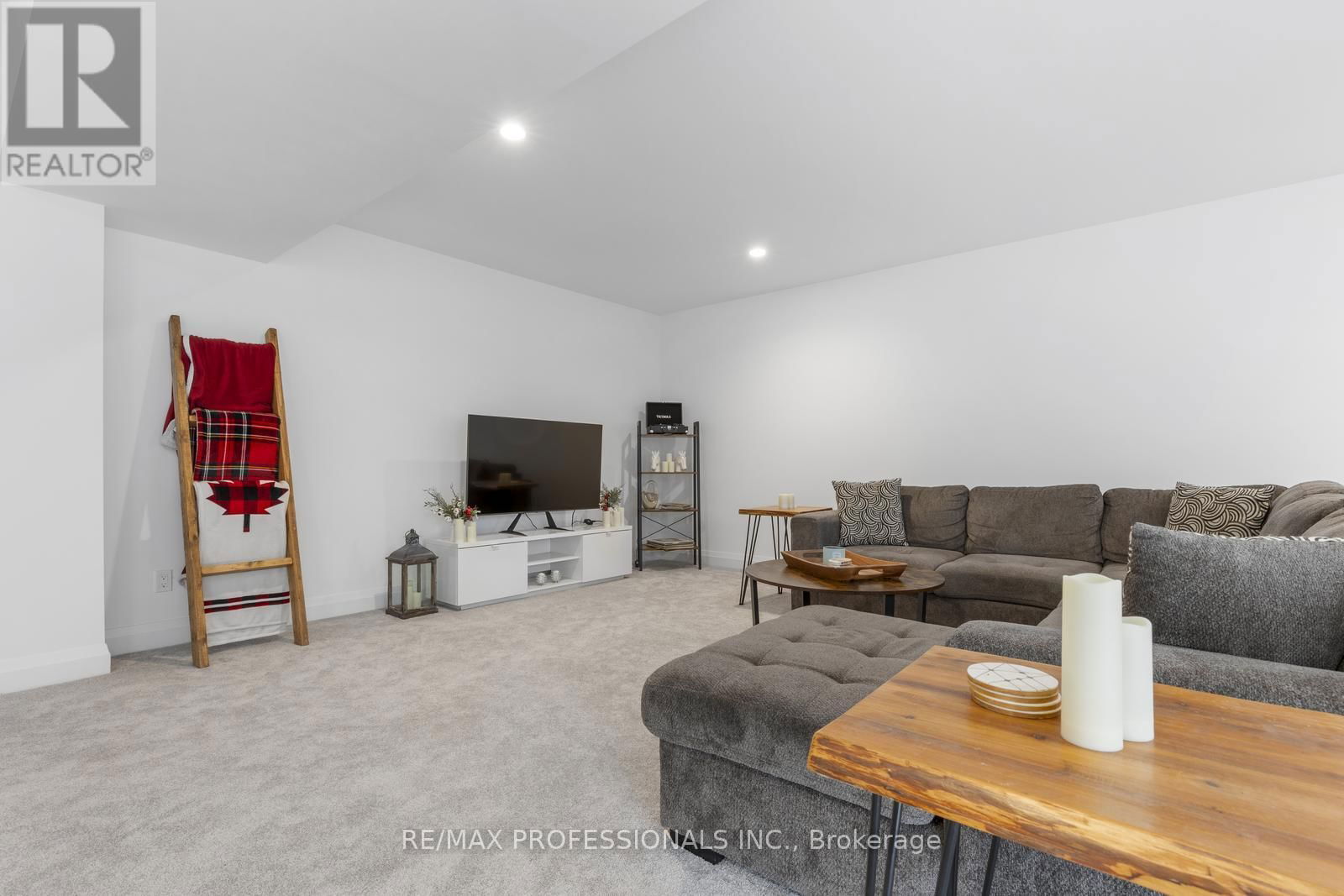 20 ALEXANDER CIRCLE Image 27