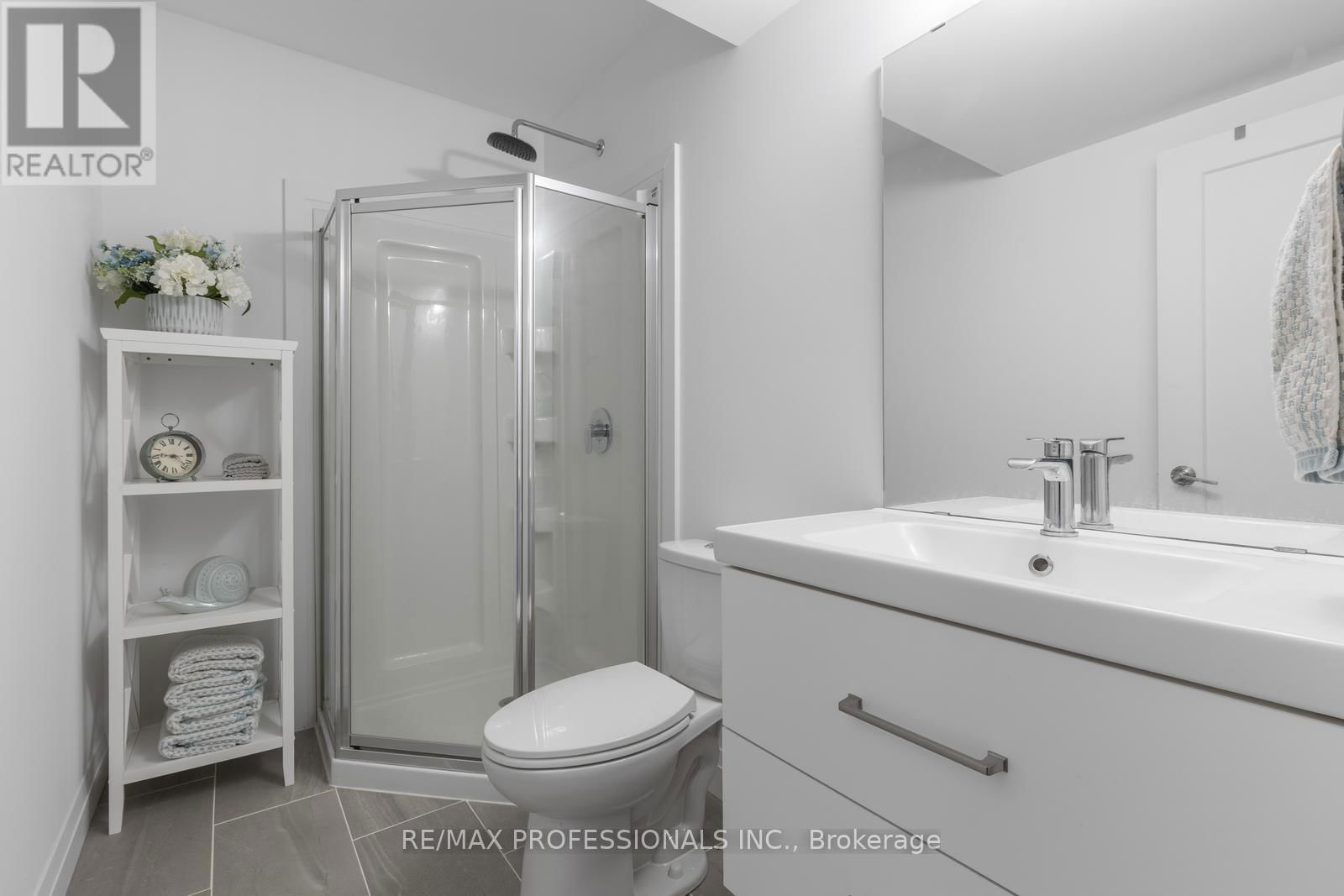 20 ALEXANDER CIRCLE Image 29