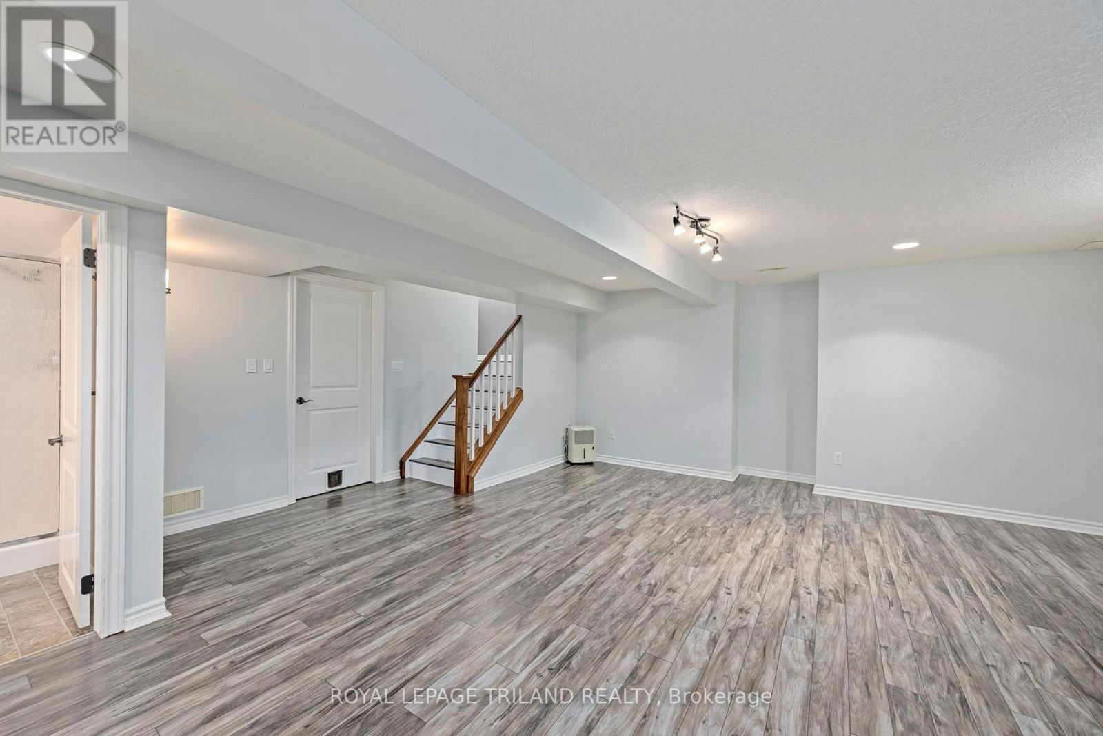 19 CHAMBERLAIN COURT Image 30