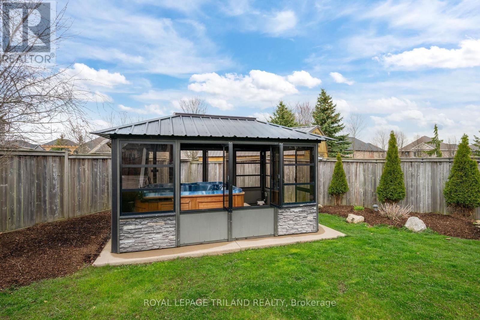 19 CHAMBERLAIN COURT Image 32