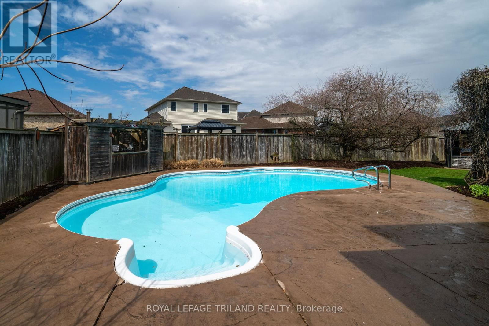 19 CHAMBERLAIN COURT Image 35
