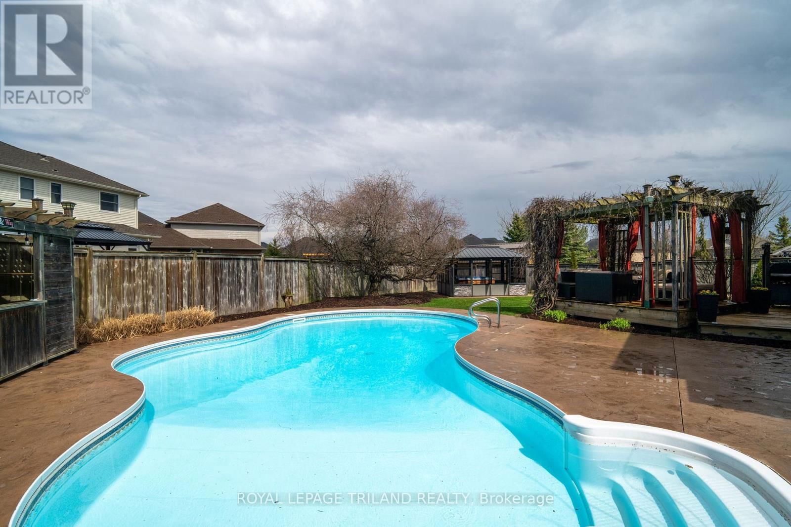 19 CHAMBERLAIN COURT Image 36